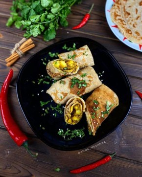 Тонкие блинчики с картофельной начинкой: постный способ удивить гостей