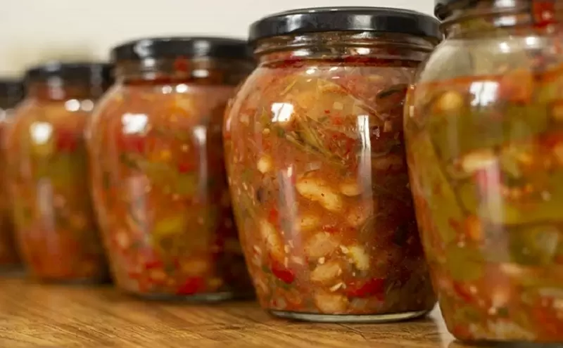 Как создать пикантную заготовку из стручковой фасоли, болгарского перца и томатов на зиму