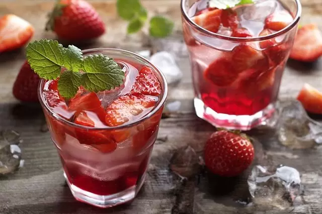 Волшебный мир зимнего компота: клубника с мятой и лимоном как напоминание о лете