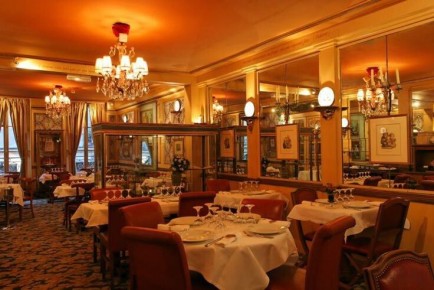 Франция: наблюдение за жизнью за чашкой кофе и круассаном