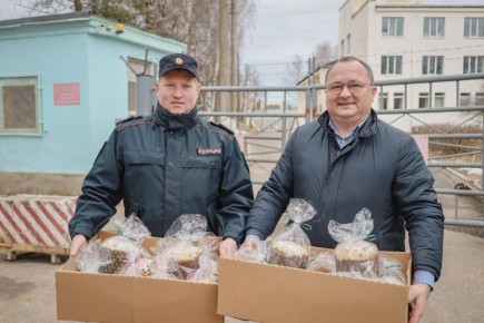 В Костроме полицейские и общественники поздравили с Пасхой военнослужащих – участников СВО, проходящих лечение и реабилитацию в городском госпитале
