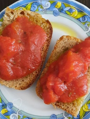 Пошаговый рецепт итальянских помидоров с базиликом, который согреет зимой