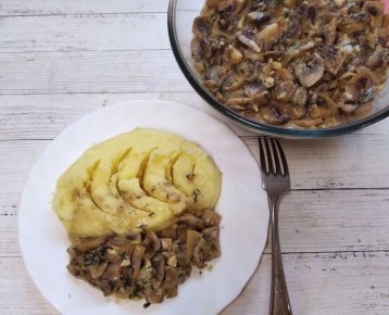 Угощение из шампиньонов: быстрый рецепт со сметаной