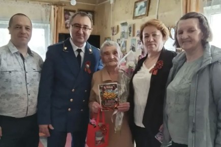 В честь празднования Дня Победы Нейский межрайонный прокурор Иван Орлов совместно с представителями ОГБУ «Нейский КЦСОН» и работниками администрации Нейского муниципального округа посетили тружеников тыла Таратынову...