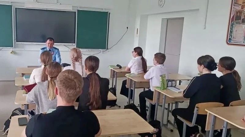 В рамках патриотического воспитания подрастающего поколения прокурор Вохомского района Андрей Демаков провел урок правовой грамотности для учеников 8 класса МОУ «Вохомская СОШ» В рамках патриотического воспитания подрастающего поколения прокурор Вохомского района Андрей Демаков провел урок правовой грамотности для учеников 8 класса МОУ «Вохомская СОШ»