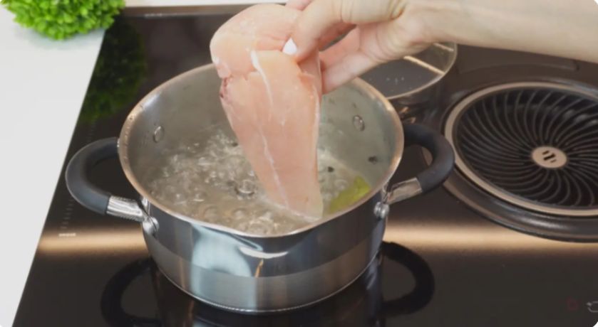Секреты сочного куриного филе для салатов