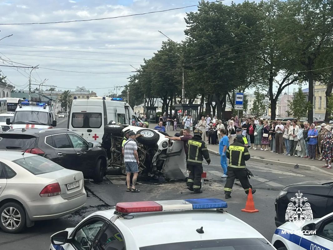 #ВестиСдорог. Огнеборцы МЧС России принимают участие в ликвидации последствий ДТП на улице Советской в Костроме Произошла авария с несколькими автомобилями #ВестиСдорог. Огнеборцы МЧС России принимают участие в ликвидации последствий ДТП на улице Советской в Костроме Произошла авария с несколькими автомобилями