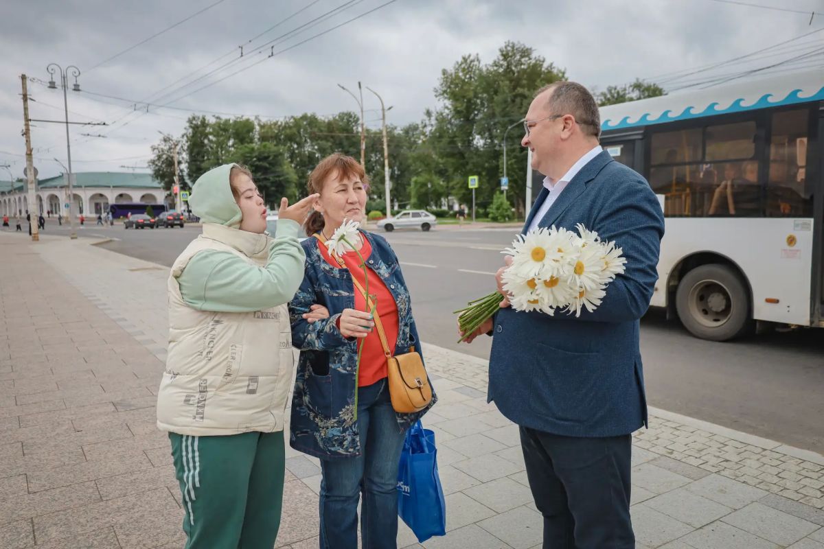 Сотрудники полиции и представители Общественного совета при городском управлении внутренних дел дарили на Сусанинской площади горожанам ромашки — главный цветок Дня семьи, любви и верности Сотрудники полиции и представители Общественного совета при городском управлении внутренних дел дарили на Сусанинской площади горожанам ромашки — главный цветок Дня семьи, любви и верности