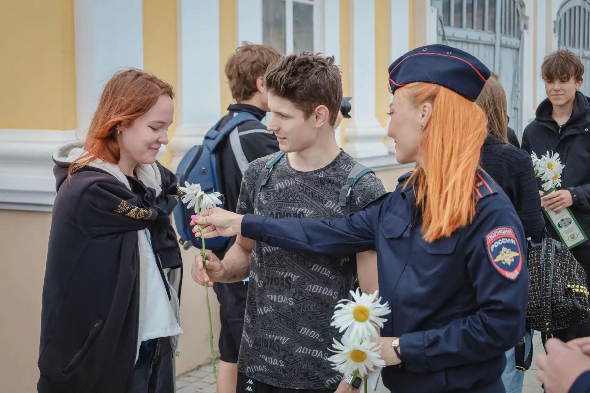Сотрудники полиции и представители Общественного совета при городском управлении внутренних дел дарили на Сусанинской площади горожанам ромашки — главный цветок Дня семьи, любви и верности Сотрудники полиции и представители Общественного совета при городском управлении внутренних дел дарили на Сусанинской площади горожанам ромашки — главный цветок Дня семьи, любви и верности