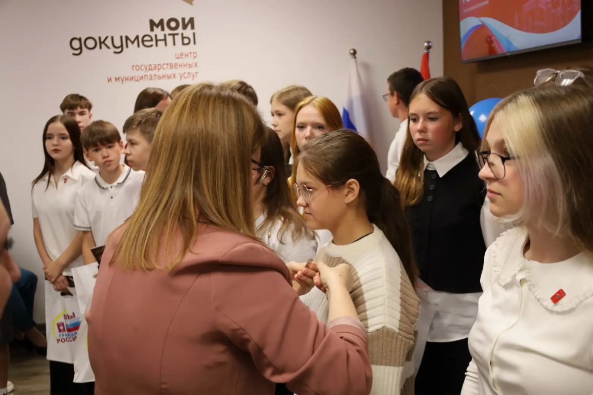 Сотрудники полиции вручили паспорта 19 школьникам в рамках акции «Мы — граждане России» Сотрудники полиции вручили паспорта 19 школьникам в рамках акции «Мы — граждане России»