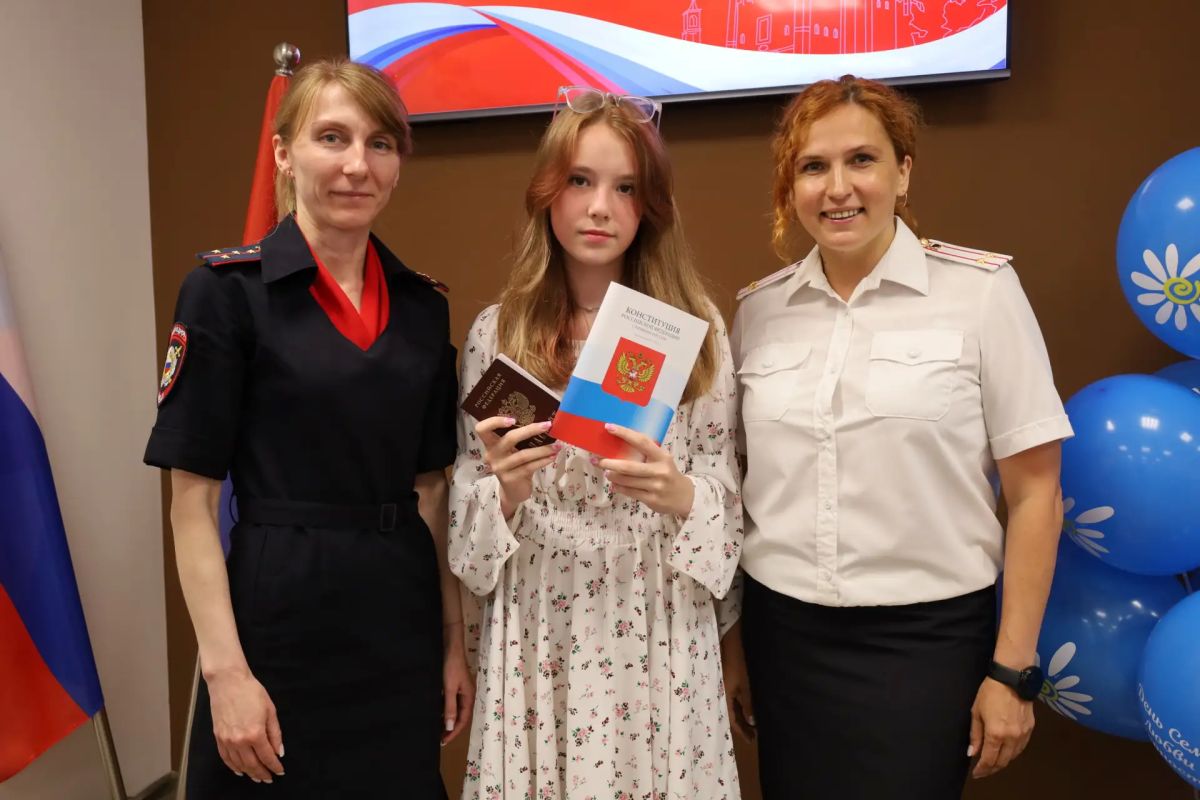 Сотрудники полиции вручили паспорта 19 школьникам в рамках акции «Мы — граждане России» Сотрудники полиции вручили паспорта 19 школьникам в рамках акции «Мы — граждане России»