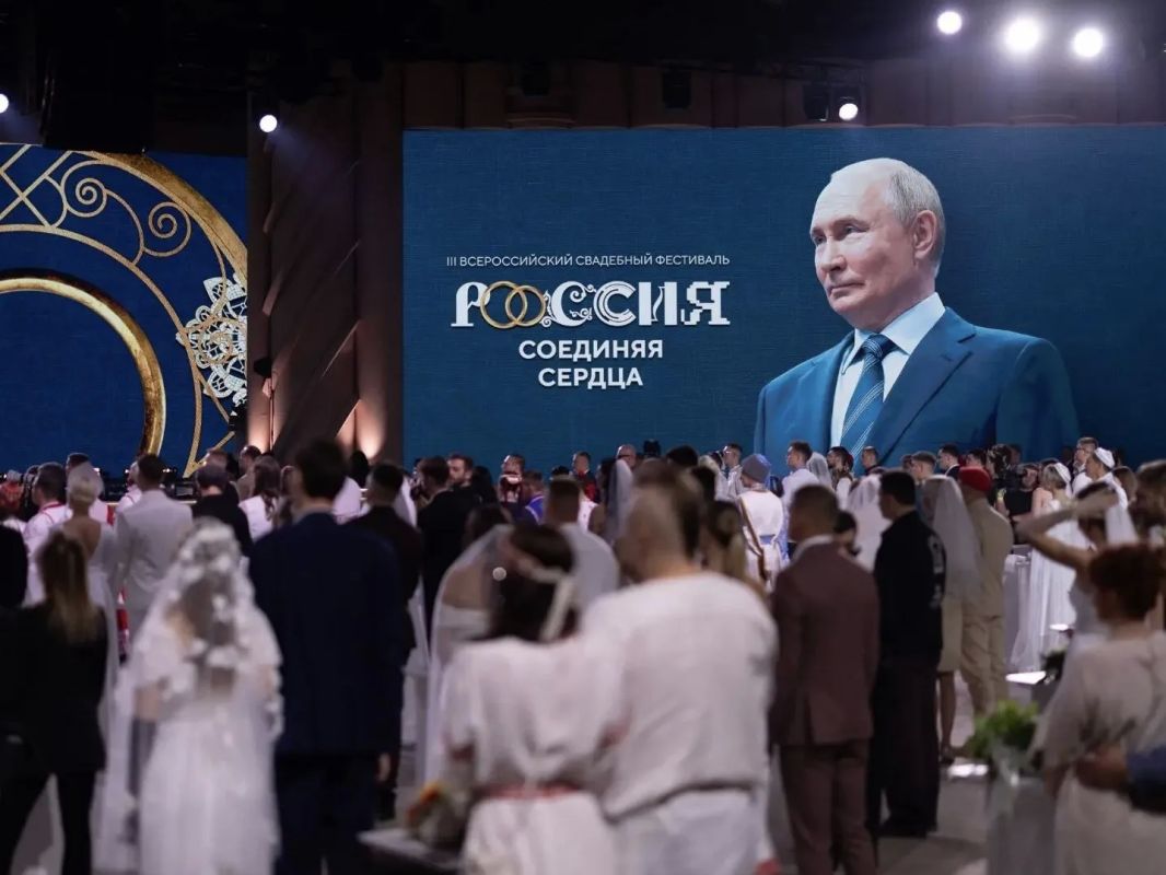 Две костромские пары зарегистрировали брак в День семьи, любви и верности в Национальном центре «Россия» в Москве Две костромские пары зарегистрировали брак в День семьи, любви и верности в Национальном центре «Россия» в Москве