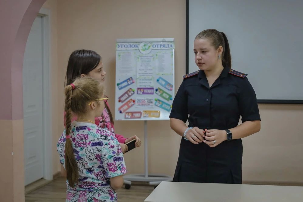 Сотрудники полиции провели профилактическую встречу с воспитанниками пришкольного лагеря в рамках акции «Безопасное лето» Сотрудники полиции провели профилактическую встречу с воспитанниками пришкольного лагеря в рамках акции «Безопасное лето»