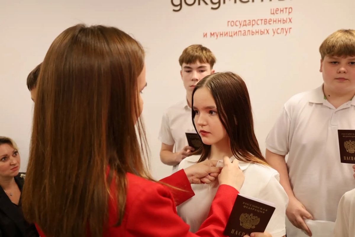Сотрудники полиции вручили паспорта 19 школьникам в рамках акции «Мы — граждане России» Сотрудники полиции вручили паспорта 19 школьникам в рамках акции «Мы — граждане России»