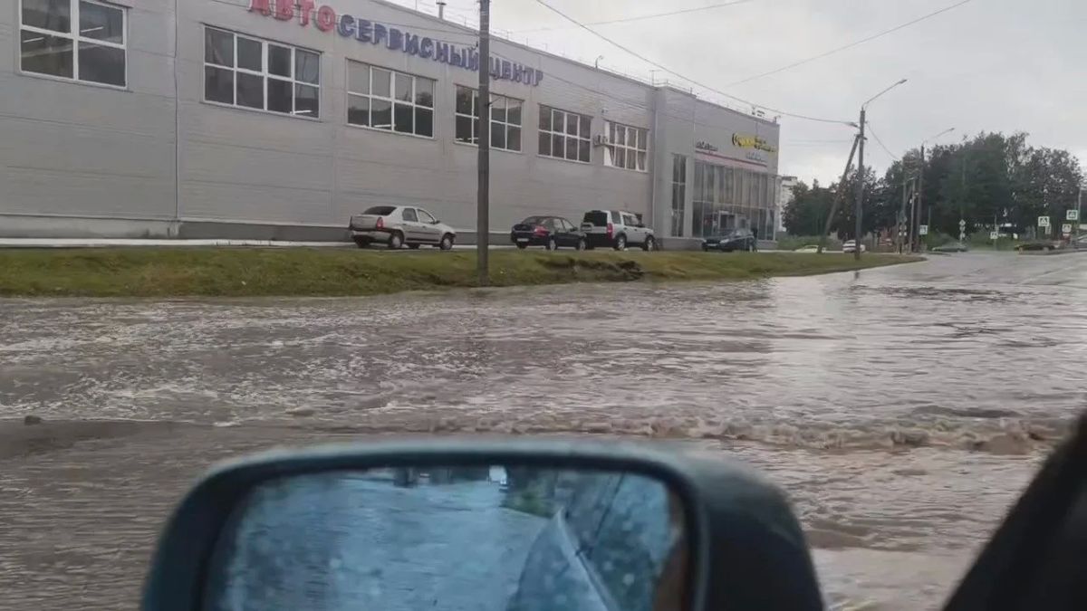В Костроме устраняют последствия удара стихии В Костроме устраняют последствия удара стихии