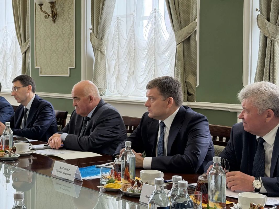 Полномочный представитель Президента России в ЦФО Игорь Щёголев в Костроме встретился с участниками программы «Герои44» Полномочный представитель Президента России в ЦФО Игорь Щёголев в Костроме встретился с участниками программы «Герои44»