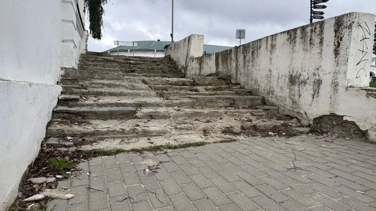 В Костроме начался ремонт лестницы на Молочной горе В Костроме начался ремонт лестницы на Молочной горе
