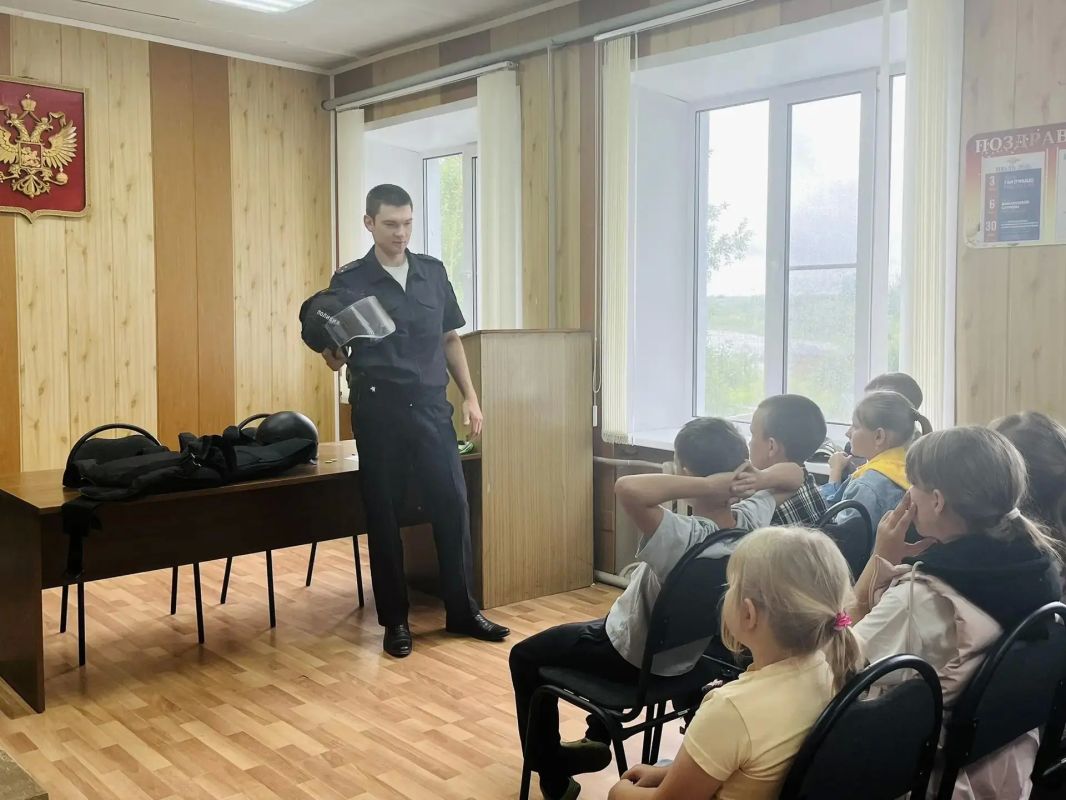 Сотрудники полиции и члены Общественных советов продолжают знакомить юных жителей Костромской области с профессией стража порядка и правилами безопасного поведения Сотрудники полиции и члены Общественных советов продолжают знакомить юных жителей Костромской области с профессией стража порядка и правилами безопасного поведения