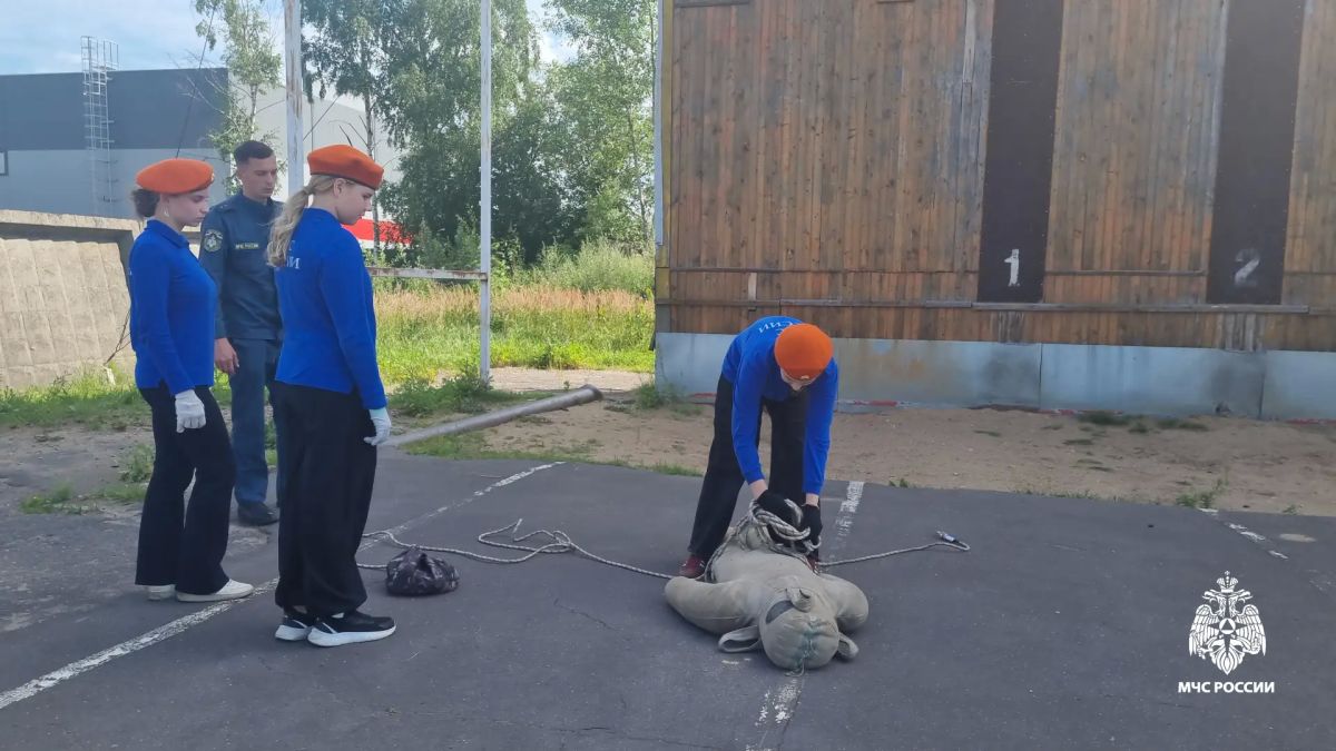 Учебная площадка вместо пляжа – так проводят лето кадеты МЧС России Учебная площадка вместо пляжа – так проводят лето кадеты МЧС России