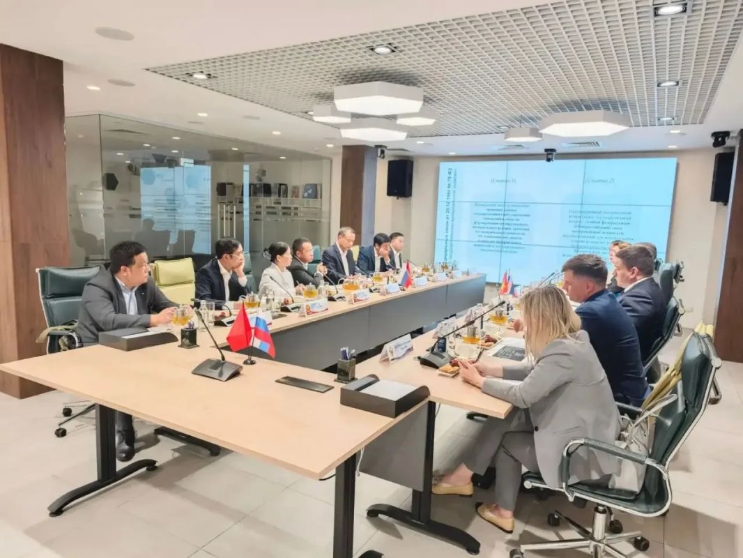 Москва - Ханой. В Росрезерве прошла рабочая встреча с делегацией Главного управления государственных резервов Социалистической Республики Вьетнам Сторону Вьетнама представил генеральный директор Буй Туан Минь, Росрезерв -... Москва - Ханой. В Росрезерве прошла рабочая встреча с делегацией Главного управления государственных резервов Социалистической Республики Вьетнам Сторону Вьетнама представил генеральный директор Буй Туан Минь, Росрезерв -...