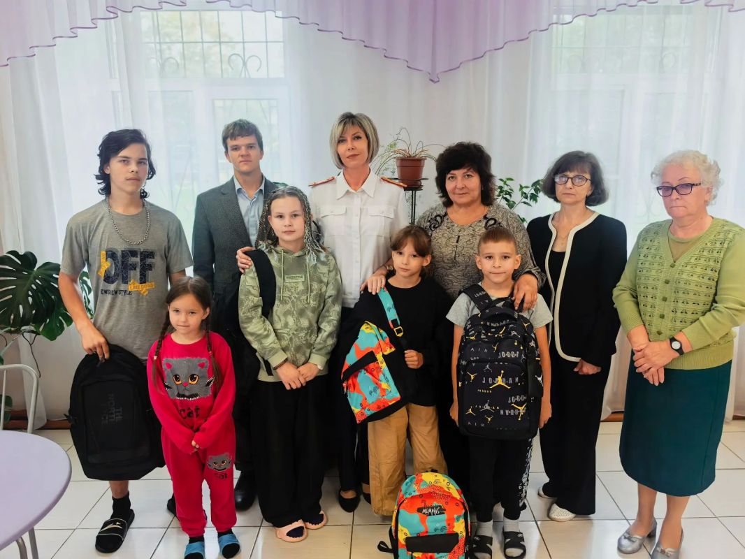 Офицеры СУ СК России по Костромской области в рамках акции «Собери ребенка в школу» навестили воспитанников подшефного учреждения Офицеры СУ СК России по Костромской области в рамках акции «Собери ребенка в школу» навестили воспитанников подшефного учреждения