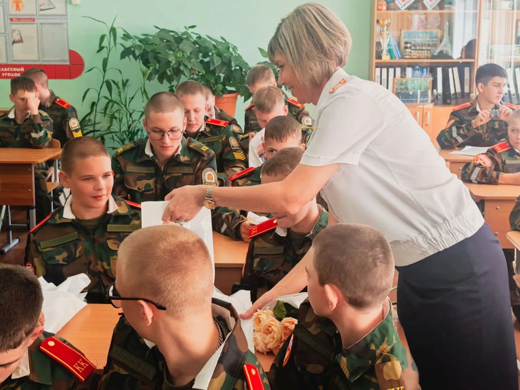 Офицеры СК СК России по Костромской области поздравили учеников подшефного класса в Костромском кадетском корпусе с 1 сентября Офицеры СК СК России по Костромской области поздравили учеников подшефного класса в Костромском кадетском корпусе с 1 сентября
