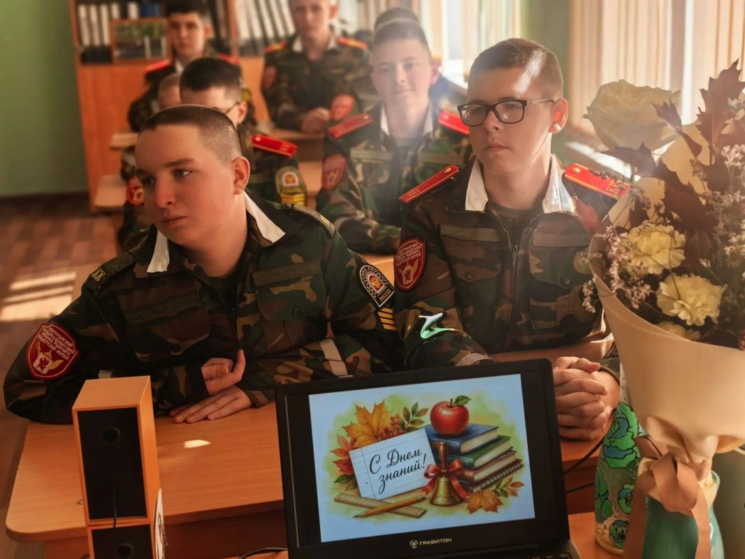 Офицеры СК СК России по Костромской области поздравили учеников подшефного класса в Костромском кадетском корпусе с 1 сентября Офицеры СК СК России по Костромской области поздравили учеников подшефного класса в Костромском кадетском корпусе с 1 сентября