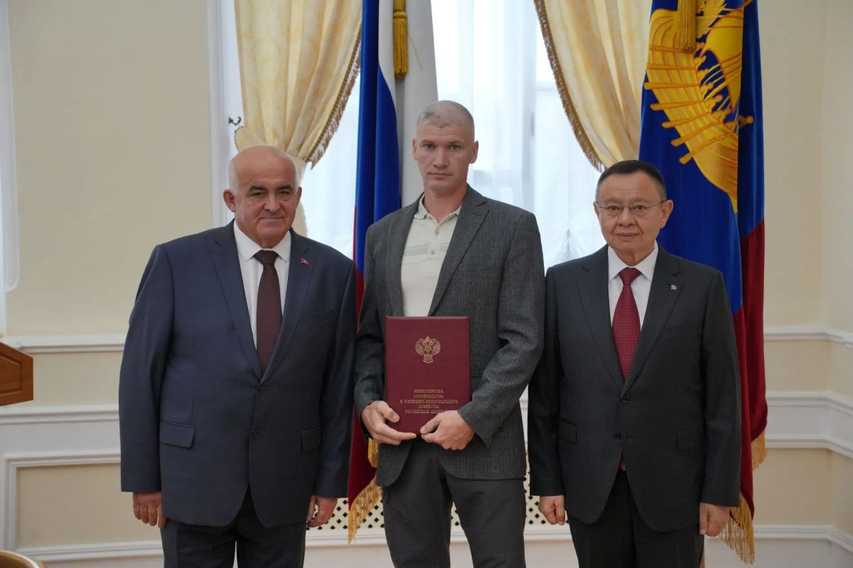 Глава Минстроя России Ирек Файзуллин наградил представителей строительной отрасли Костромской области Глава Минстроя России Ирек Файзуллин наградил представителей строительной отрасли Костромской области