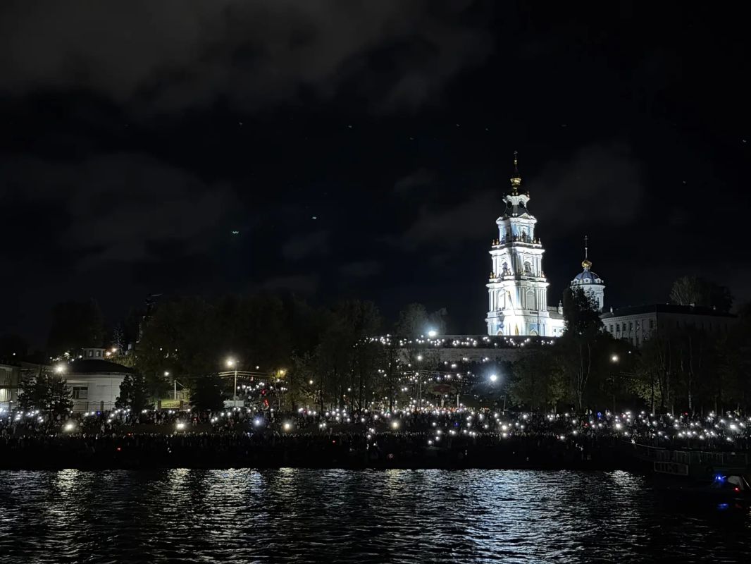 Танец огня под музыку над акваторией Волги Танец огня под музыку над акваторией Волги
