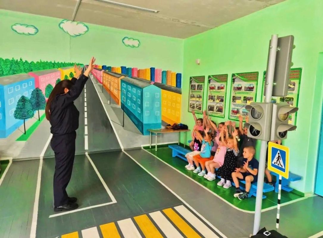 Автоинспекторы Костромской области проводят практические уроки для детей Автоинспекторы Костромской области проводят практические уроки для детей
