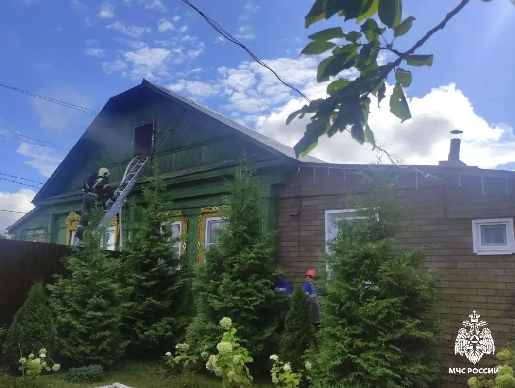Пожарные спасли двух человек из горящего дома в Костроме Пожарные спасли двух человек из горящего дома в Костроме