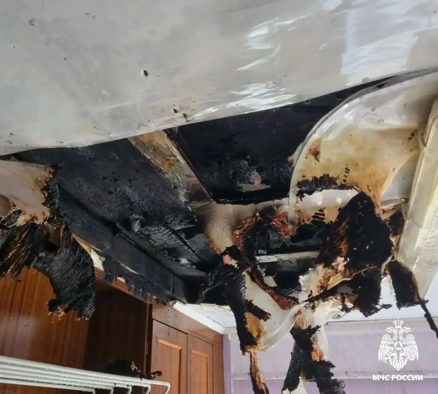 Пожарные спасли двух человек из горящего дома в Костроме Пожарные спасли двух человек из горящего дома в Костроме