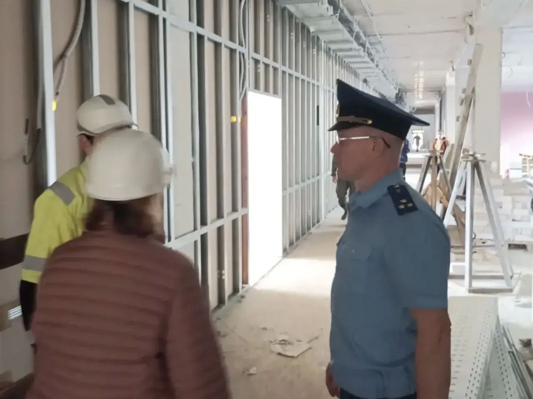 Прокурор Костромского района Алексей Хрусталев осуществляет надзорное сопровождение строительства школы на 1000 мест в пос Прокурор Костромского района Алексей Хрусталев осуществляет надзорное сопровождение строительства школы на 1000 мест в пос