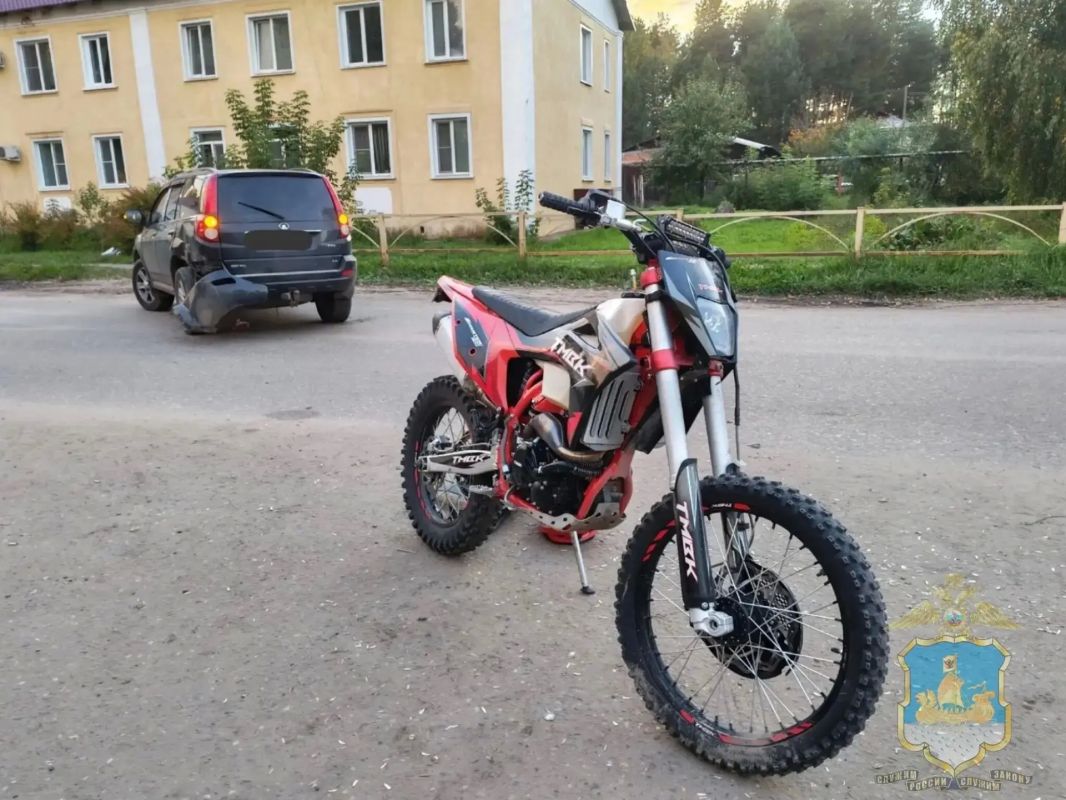 ПОДРОСТОК НА МОТОЦИКЛЕ ПОПАЛ ПОД ВНЕДОРОЖНИК В КОСТРОМСКОМ РАЙЦЕНТРЕ