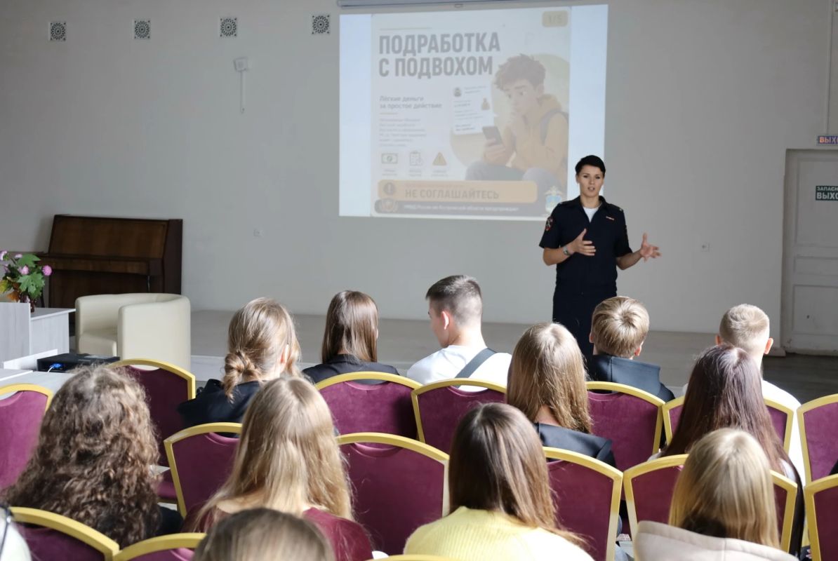 В Костроме полицейские рассказали студентам об опасностях в сети интернет и научили распознавать мошенников и вербовщиков