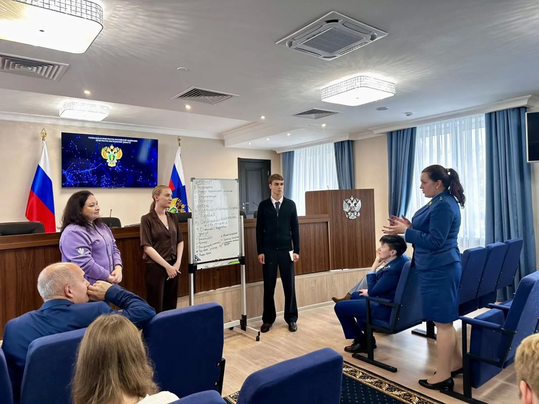 Прокурор области Екатерина Банникова совместно с уполномоченной по правам ребенка в регионе Наталией Батаевой и уполномоченным по правам человека в Костромской области Владимиром Кирпичником провели встречу с учениками МБОУ... Прокурор области Екатерина Банникова совместно с уполномоченной по правам ребенка в регионе Наталией Батаевой и уполномоченным по правам человека в Костромской области Владимиром Кирпичником провели встречу с учениками МБОУ...