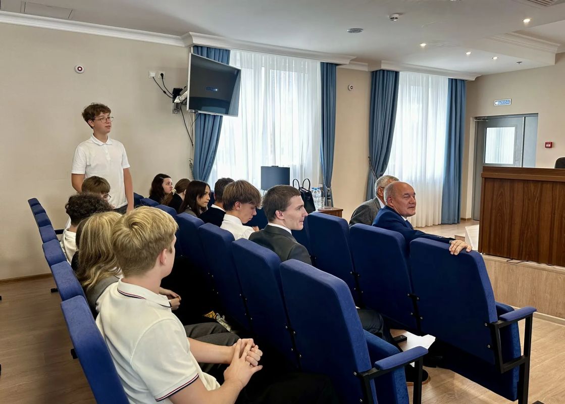 Прокурор области Екатерина Банникова совместно с уполномоченной по правам ребенка в регионе Наталией Батаевой и уполномоченным по правам человека в Костромской области Владимиром Кирпичником провели встречу с учениками МБОУ... Прокурор области Екатерина Банникова совместно с уполномоченной по правам ребенка в регионе Наталией Батаевой и уполномоченным по правам человека в Костромской области Владимиром Кирпичником провели встречу с учениками МБОУ...