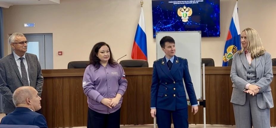 Прокурор области Екатерина Банникова совместно с уполномоченной по правам ребенка в регионе Наталией Батаевой и уполномоченным по правам человека в Костромской области Владимиром Кирпичником провели встречу с учениками МБОУ... Прокурор области Екатерина Банникова совместно с уполномоченной по правам ребенка в регионе Наталией Батаевой и уполномоченным по правам человека в Костромской области Владимиром Кирпичником провели встречу с учениками МБОУ...