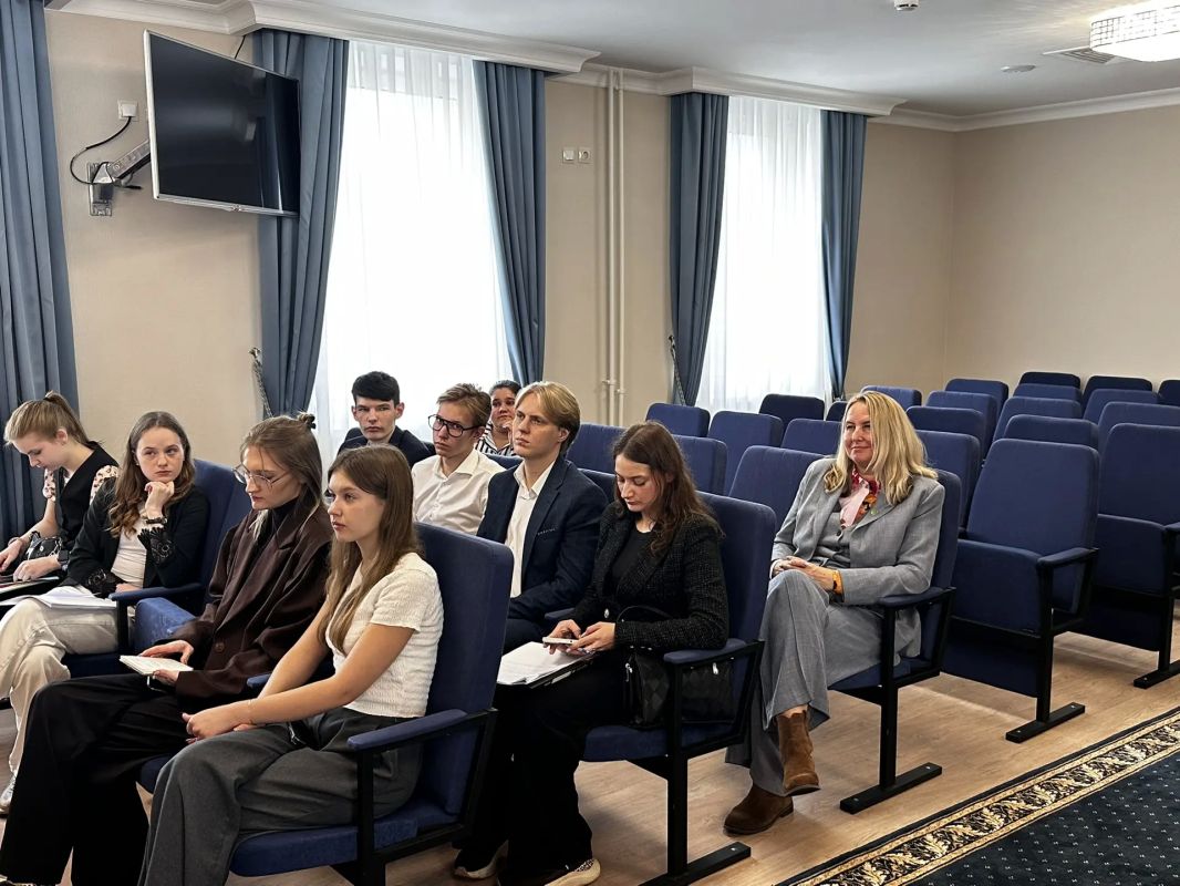 Прокурор области Екатерина Банникова совместно с уполномоченной по правам ребенка в регионе Наталией Батаевой и уполномоченным по правам человека в Костромской области Владимиром Кирпичником провели встречу с учениками МБОУ... Прокурор области Екатерина Банникова совместно с уполномоченной по правам ребенка в регионе Наталией Батаевой и уполномоченным по правам человека в Костромской области Владимиром Кирпичником провели встречу с учениками МБОУ...