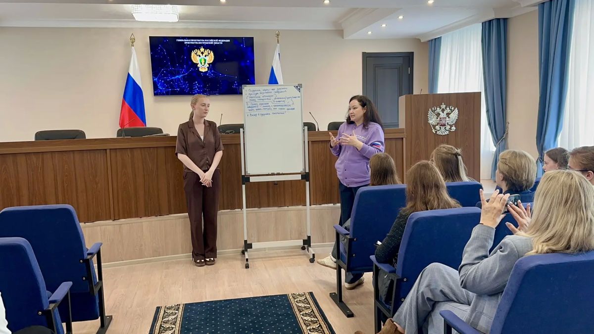 Прокурор области Екатерина Банникова совместно с уполномоченной по правам ребенка в регионе Наталией Батаевой и уполномоченным по правам человека в Костромской области Владимиром Кирпичником провели встречу с учениками МБОУ... Прокурор области Екатерина Банникова совместно с уполномоченной по правам ребенка в регионе Наталией Батаевой и уполномоченным по правам человека в Костромской области Владимиром Кирпичником провели встречу с учениками МБОУ...