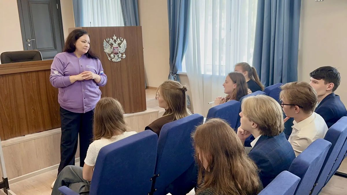 Прокурор области Екатерина Банникова совместно с уполномоченной по правам ребенка в регионе Наталией Батаевой и уполномоченным по правам человека в Костромской области Владимиром Кирпичником провели встречу с учениками МБОУ... Прокурор области Екатерина Банникова совместно с уполномоченной по правам ребенка в регионе Наталией Батаевой и уполномоченным по правам человека в Костромской области Владимиром Кирпичником провели встречу с учениками МБОУ...