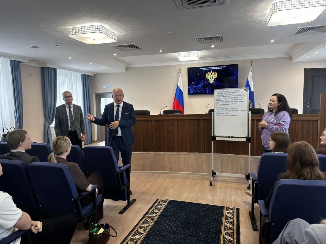 Прокурор области Екатерина Банникова совместно с уполномоченной по правам ребенка в регионе Наталией Батаевой и уполномоченным по правам человека в Костромской области Владимиром Кирпичником провели встречу с учениками МБОУ... Прокурор области Екатерина Банникова совместно с уполномоченной по правам ребенка в регионе Наталией Батаевой и уполномоченным по правам человека в Костромской области Владимиром Кирпичником провели встречу с учениками МБОУ...