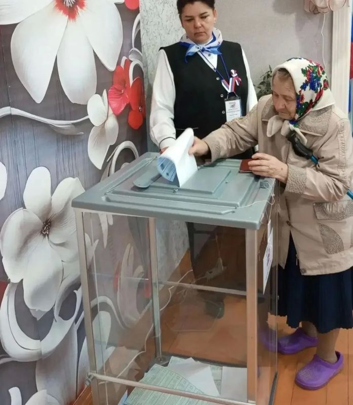 Голосует Ускова Людмила Васильевна - старейший житель села Олешь Галичского муниципального округа Голосует Ускова Людмила Васильевна - старейший житель села Олешь Галичского муниципального округа