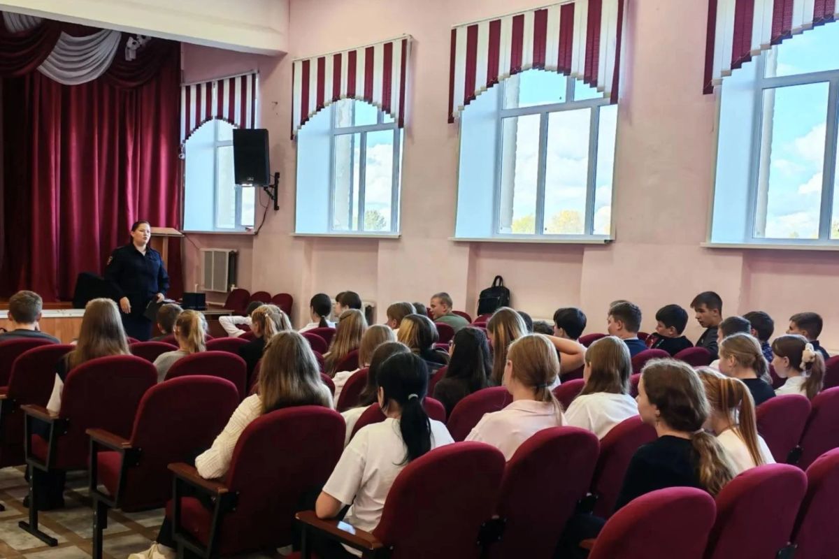 Костромские полицейские проводят правовые занятия для школьников Костромские полицейские проводят правовые занятия для школьников