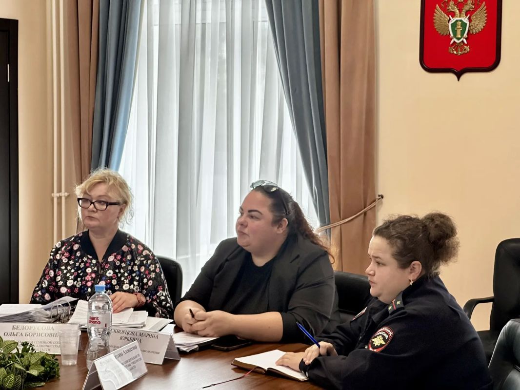 Под председательством заместителя прокурора Костромской области Романа Самойлова состоялось межведомственное совещание с руководителями органов системы профилактики по вопросам защиты прав несовершеннолетних, противодействию... Под председательством заместителя прокурора Костромской области Романа Самойлова состоялось межведомственное совещание с руководителями органов системы профилактики по вопросам защиты прав несовершеннолетних, противодействию...