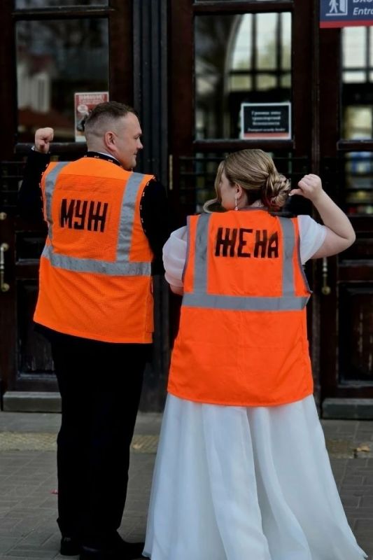 В Костромской области молодожены сделали свадебные фото в спецжилетах «муж» и «жена» В Костромской области молодожены сделали свадебные фото в спецжилетах «муж» и «жена»