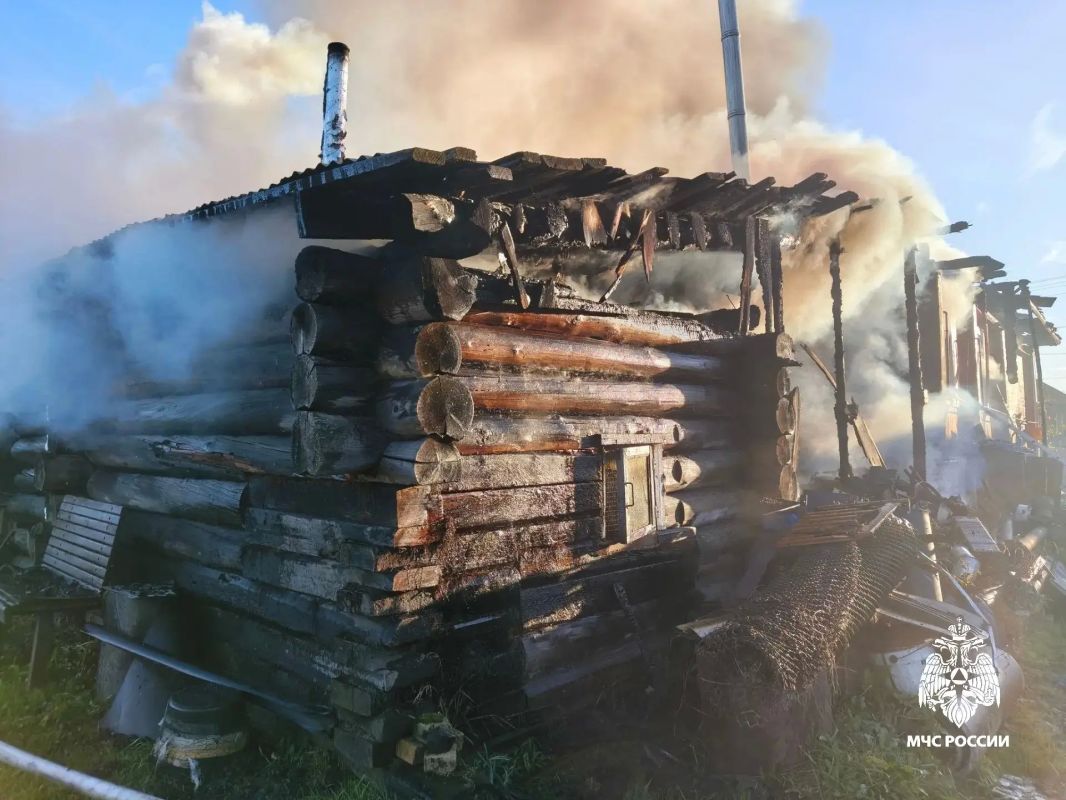 Сотрудники МЧС России ликвидируют пожар в частном жилом доме на улице Белинского в городе Шарье Сотрудники МЧС России ликвидируют пожар в частном жилом доме на улице Белинского в городе Шарье