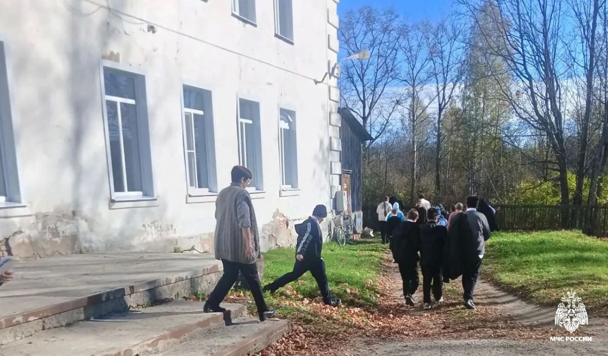 В п. Поназырево прошли пожарнотактические учения в школе: отработана эвакуация и спасение детей в условиях «пожара» В п. Поназырево прошли пожарнотактические учения в школе: отработана эвакуация и спасение детей в условиях «пожара»