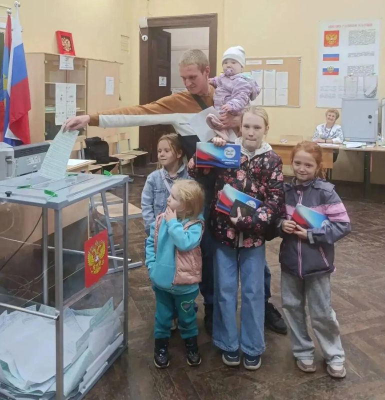 Вспоминая прошедшие дни голосования в Костромской области, мы с особой теплотой отмечаем одну важную деталь: на избирательные участки люди часто приходили целыми семьями Вспоминая прошедшие дни голосования в Костромской области, мы с особой теплотой отмечаем одну важную деталь: на избирательные участки люди часто приходили целыми семьями