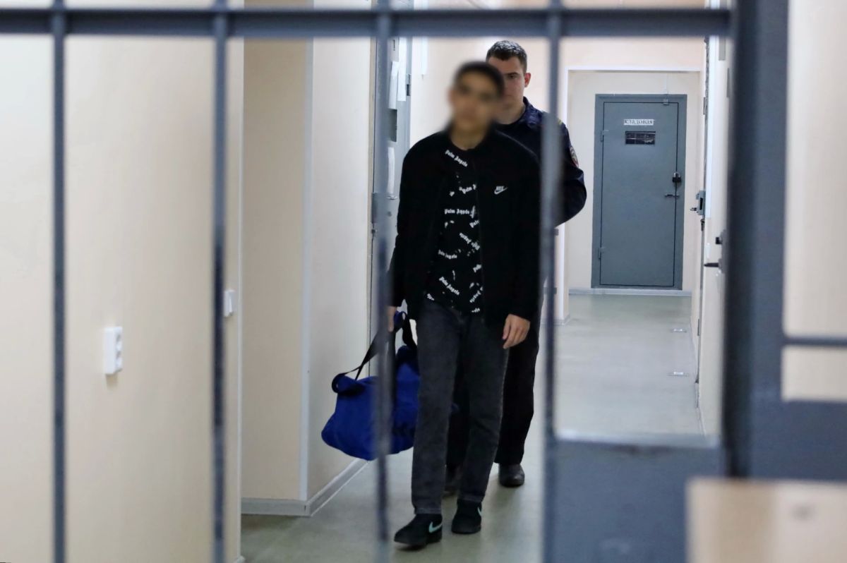 Костромские полицейские обеспечили выдворение и депортацию 8 иностранных граждан, чье пребывание в России признано нежелательным Костромские полицейские обеспечили выдворение и депортацию 8 иностранных граждан, чье пребывание в России признано нежелательным